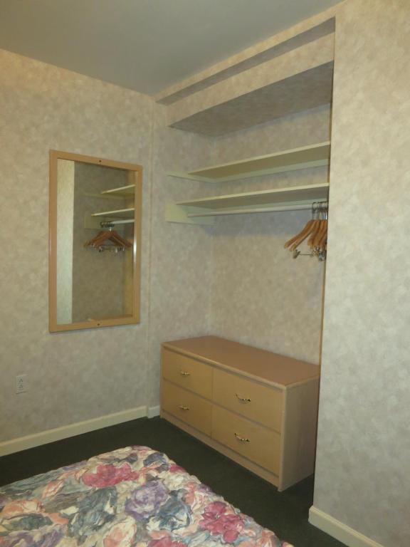 Tropicana Suite Hotel Vancouver Room photo
