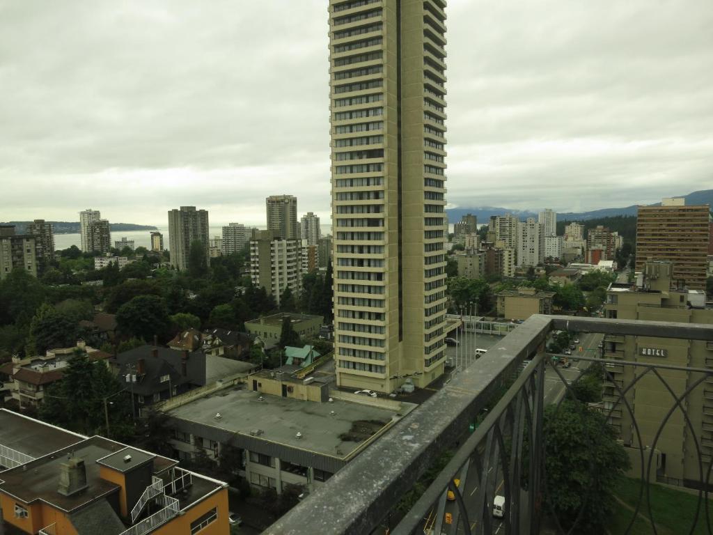 Tropicana Suite Hotel Vancouver Room photo