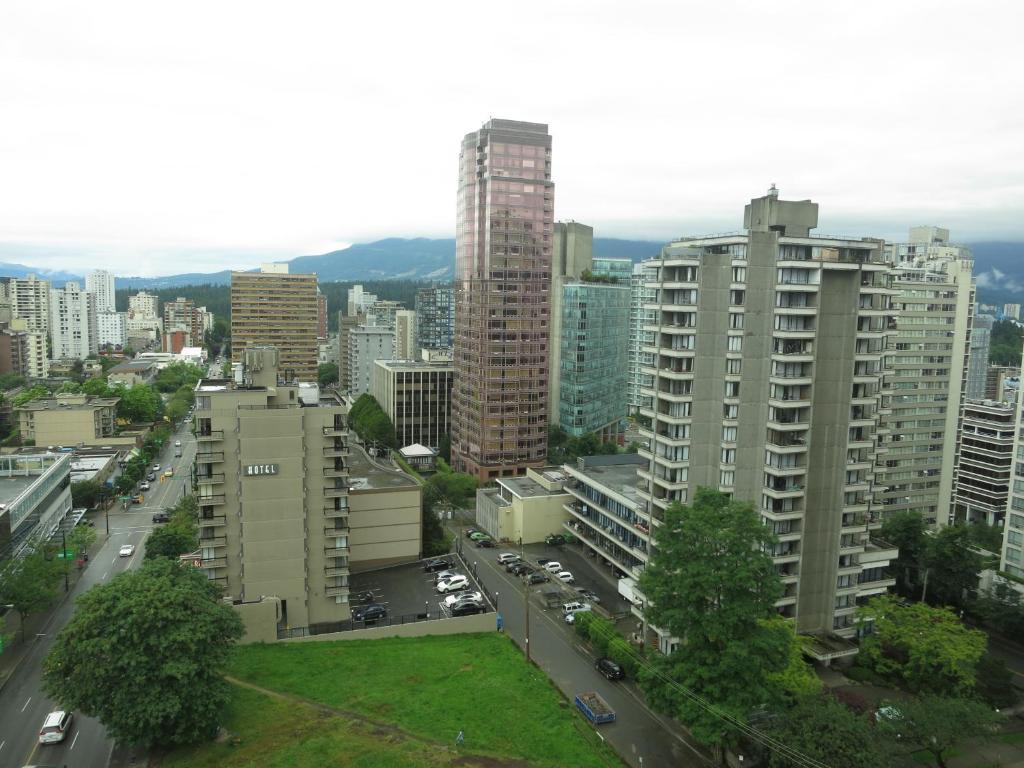 Tropicana Suite Hotel Vancouver Room photo