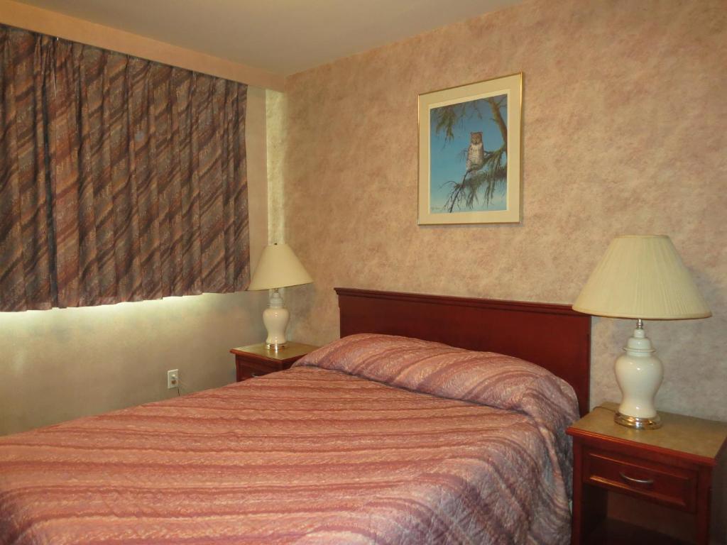 Tropicana Suite Hotel Vancouver Room photo